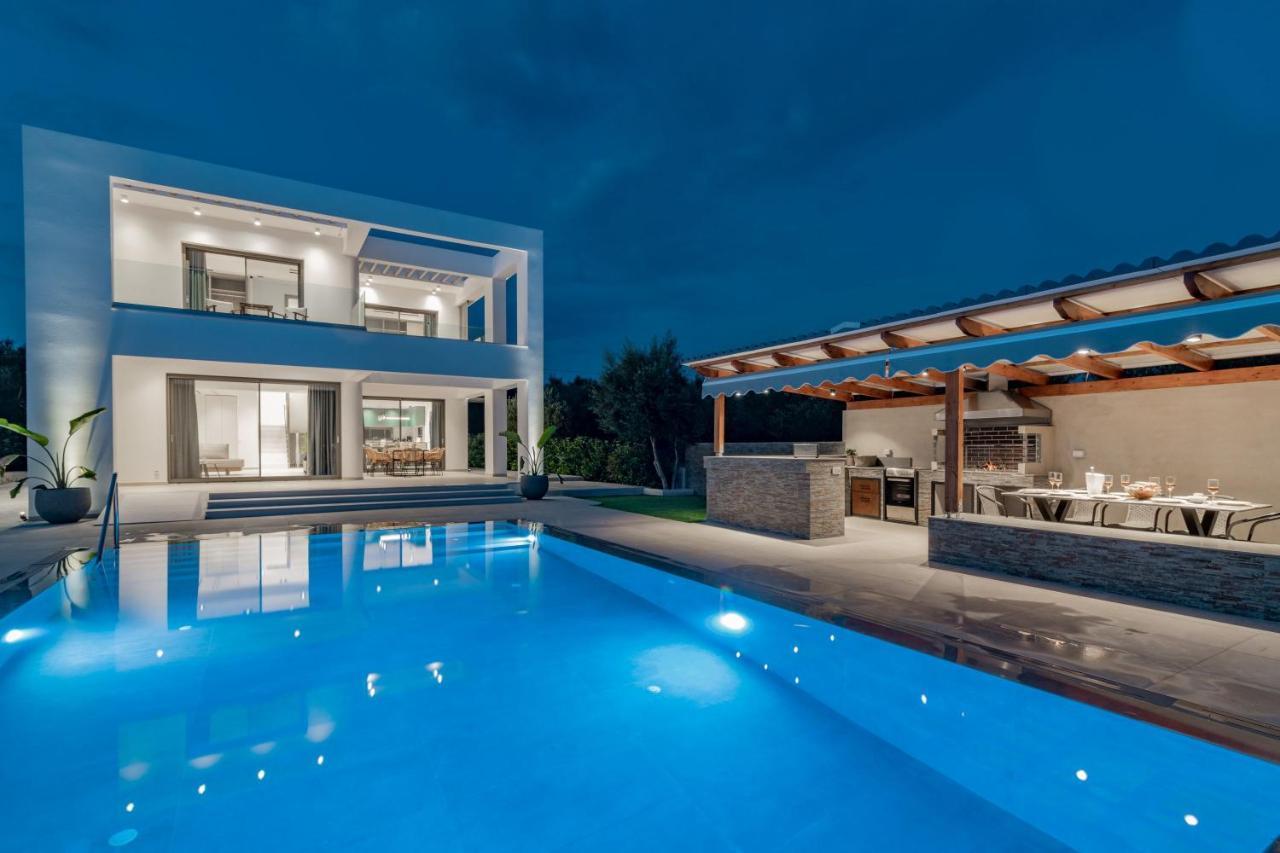 Antonia Villa - Luxurious Serenity With Private Pool, By Zantewize Kalipadhon Экстерьер фото
